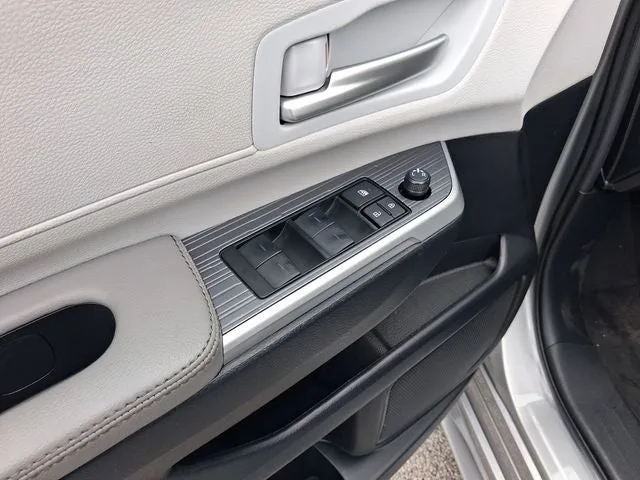 2025 Toyota Sienna XLE 8 Passenger photo 14