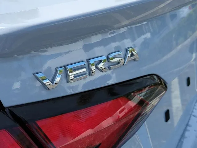 2023 Nissan Versa 1.6 SR photo 5