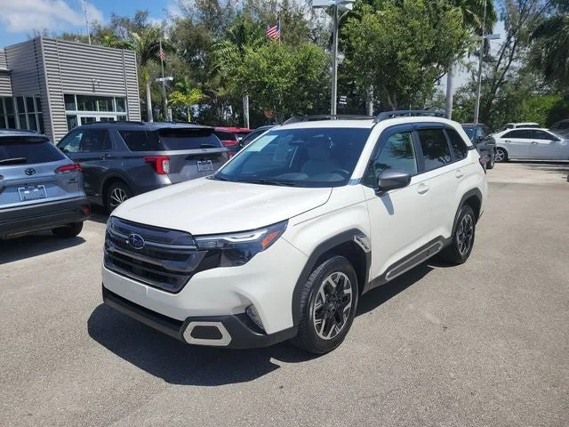 2025 Subaru Forester Premium photo 3