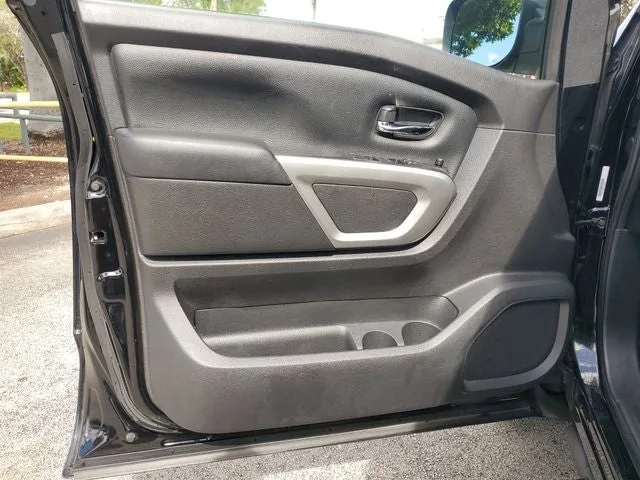 2021 Nissan Titan SV photo 15