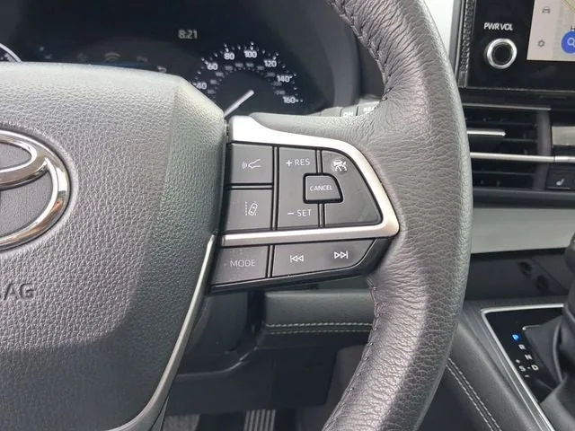 2025 Toyota Sienna XLE 8 Passenger photo 18