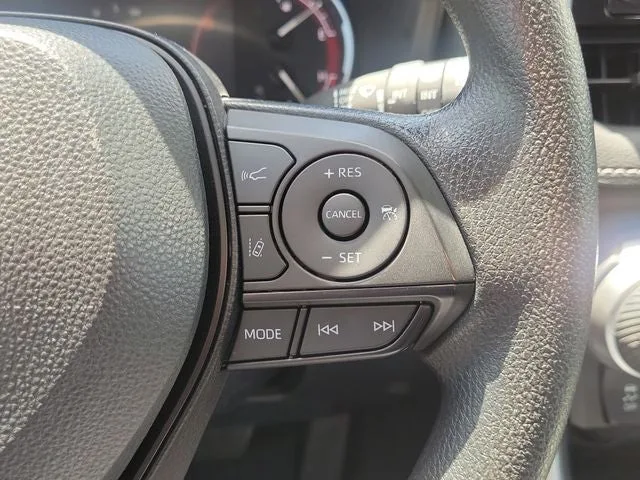 2025 Toyota RAV4 XLE photo 21