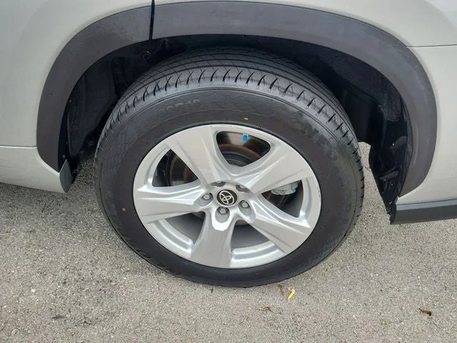 2021 Toyota Highlander L photo 8