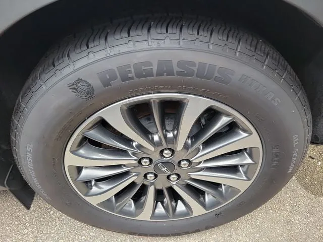 2023 Lincoln Nautilus Standard photo 6