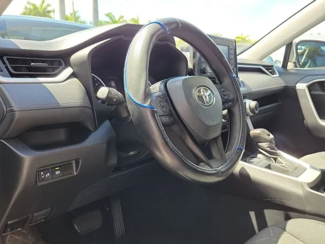 2021 Toyota RAV4 XLE photo 9