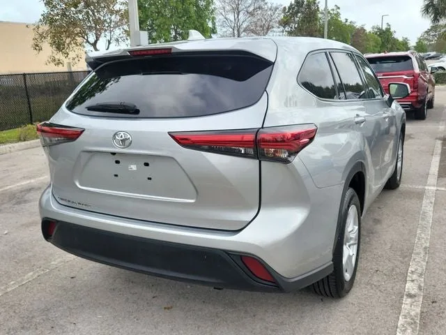 2021 Toyota Highlander L photo 6