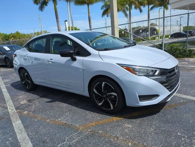 2023 Nissan Versa 1.6 SR photo 2