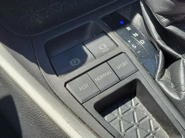 2021 Toyota RAV4 XLE photo 28