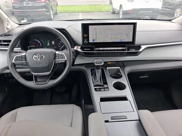 2025 Toyota Sienna XLE 8 Passenger photo 8