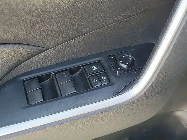 2021 Toyota RAV4 XLE photo 17