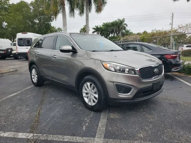 2017 Kia Sorento LX photo 2