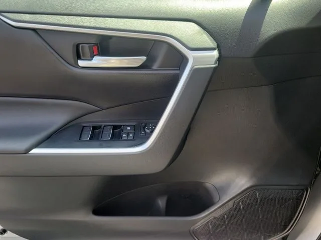 2025 Toyota RAV4 XLE photo 14