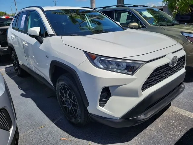 2021 Toyota RAV4 XLE photo 2