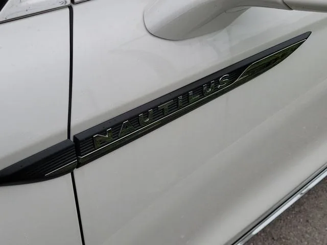2022 Lincoln Nautilus Standard photo 4