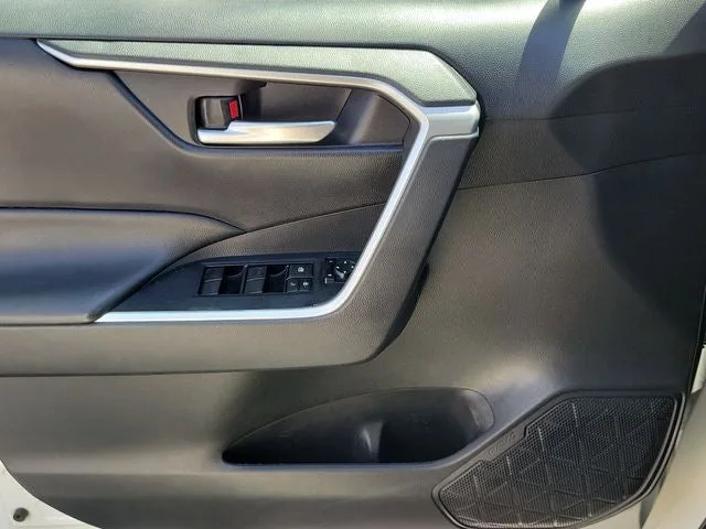 2021 Toyota RAV4 XLE photo 15