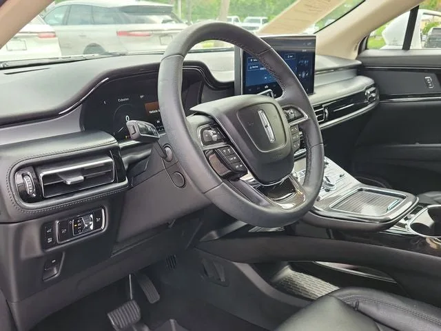 2023 Lincoln Nautilus Standard photo 10