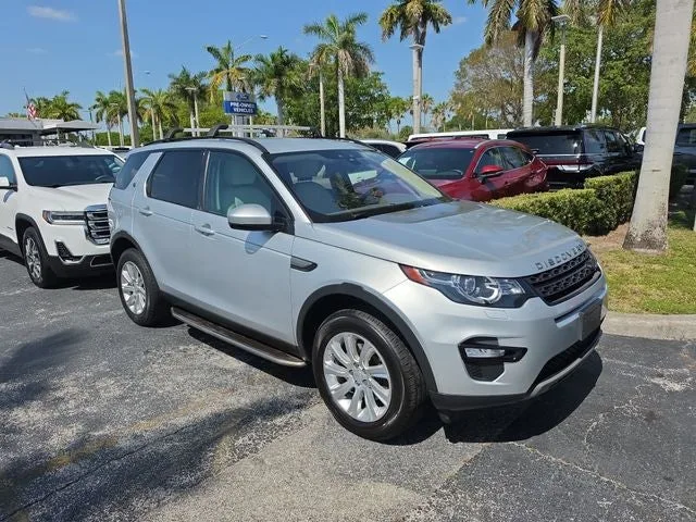 2018 Land Rover Discovery Sport SE photo 2