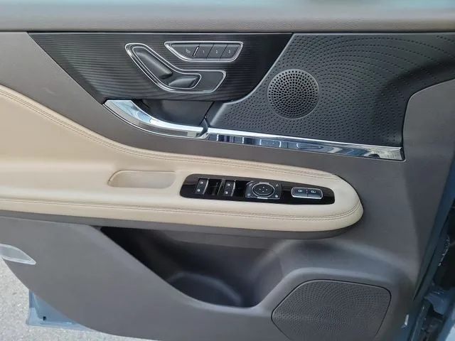 2024 Lincoln Corsair Premiere photo 13