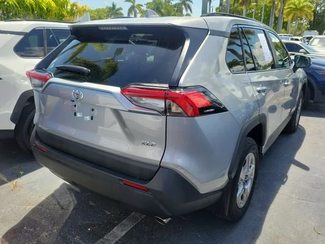 2025 Toyota RAV4 XLE photo 4