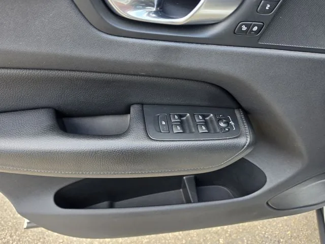 2018 Volvo XC60 T6 Momentum photo 23