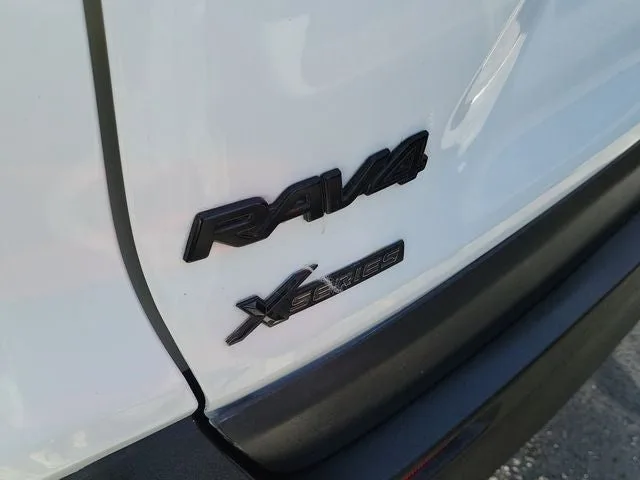 2021 Toyota RAV4 XLE photo 5