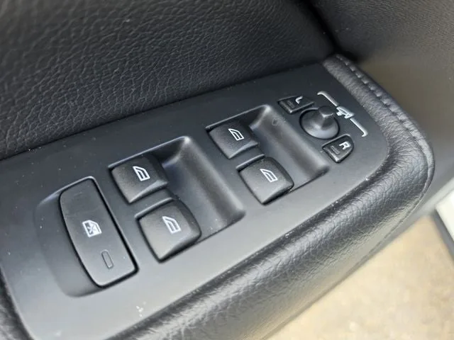 2018 Volvo XC60 T6 Momentum photo 26