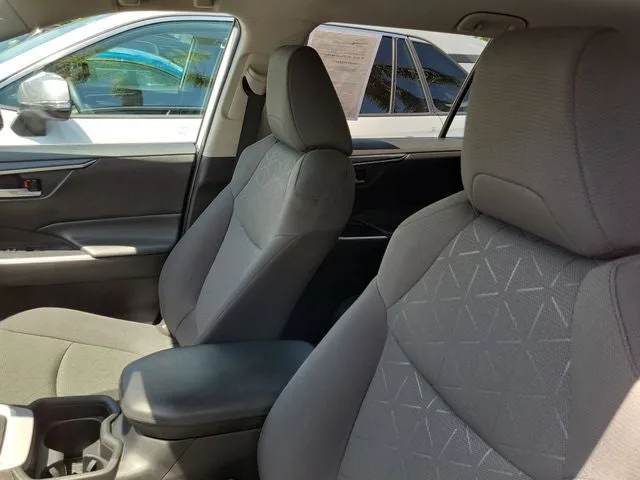 2021 Toyota RAV4 XLE photo 10