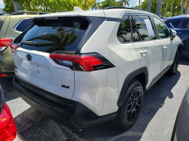2021 Toyota RAV4 XLE photo 3