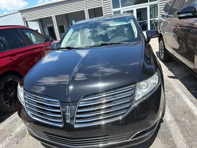 2019 Lincoln MKT Standard photo 3