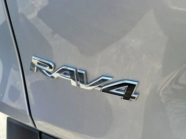 2025 Toyota RAV4 XLE photo 5