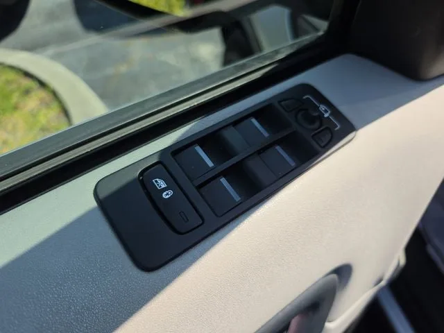 2018 Land Rover Discovery Sport SE photo 16