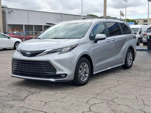 2025 Toyota Sienna XLE 8 Passenger photo 2
