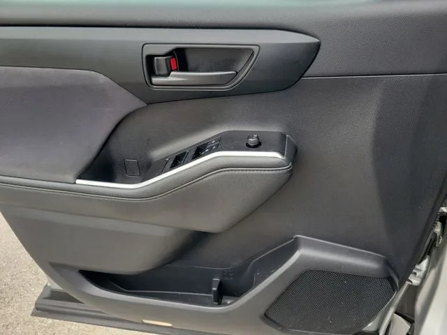 2021 Toyota Highlander L photo 16