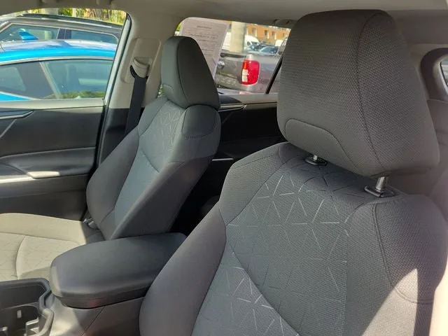 2025 Toyota RAV4 XLE photo 9