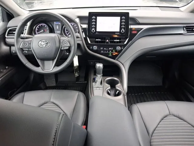 2022 Toyota Camry SE photo 7
