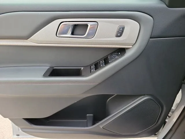 2026 Ford Explorer Active photo 15
