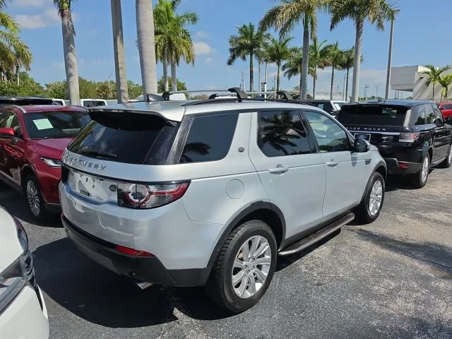 2018 Land Rover Discovery Sport SE photo 3