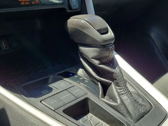 2021 Toyota RAV4 XLE photo 29