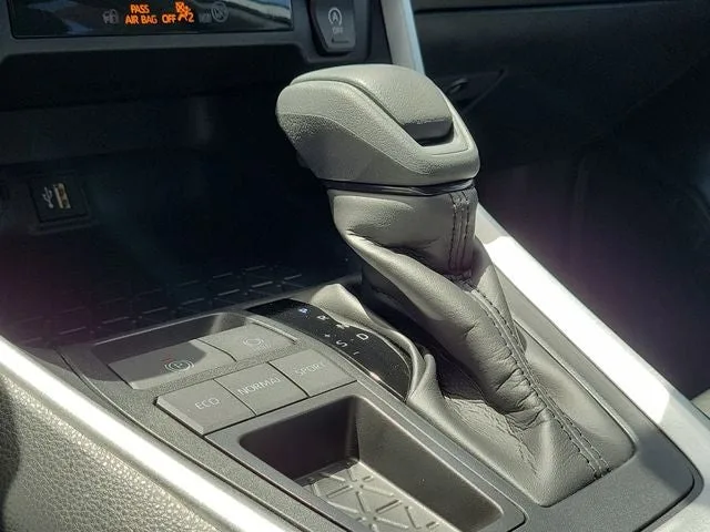 2025 Toyota RAV4 XLE photo 28