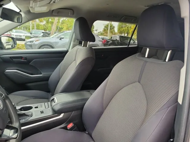 2021 Toyota Highlander L photo 10
