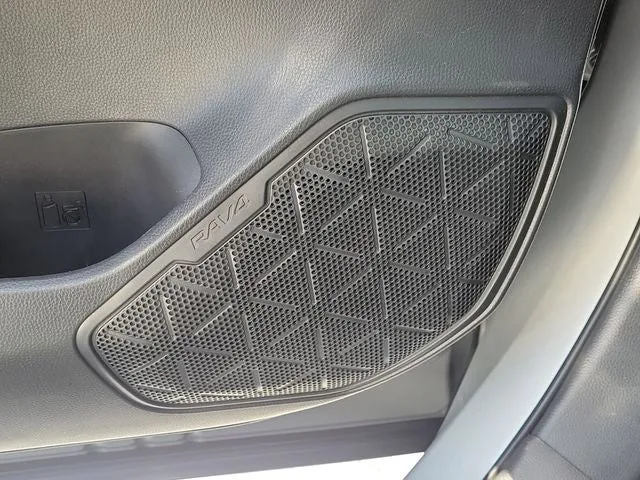 2025 Toyota RAV4 XLE photo 17