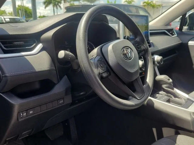 2025 Toyota RAV4 XLE photo 8