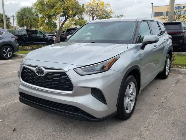2021 Toyota Highlander L photo 3
