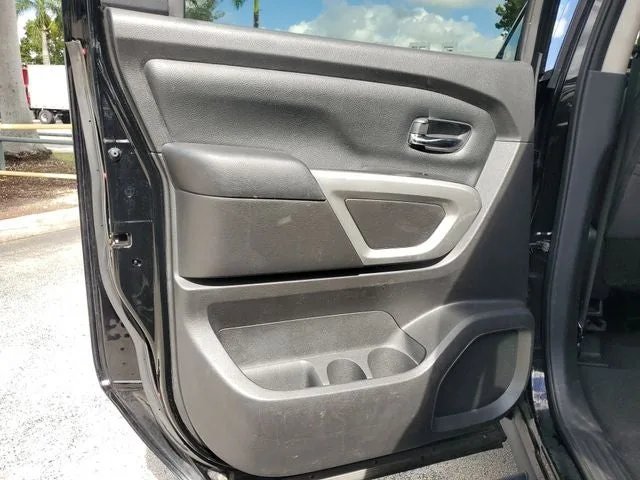 2021 Nissan Titan SV photo 11