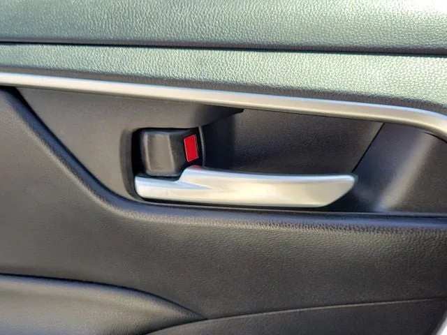 2021 Toyota RAV4 XLE photo 16