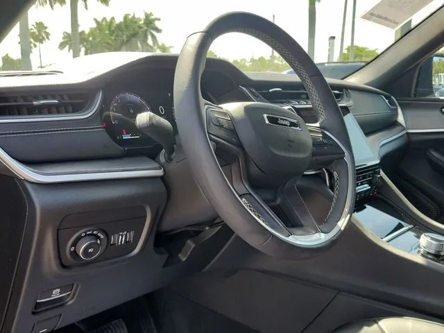 2025 Jeep Grand Cherokee Limited photo 8