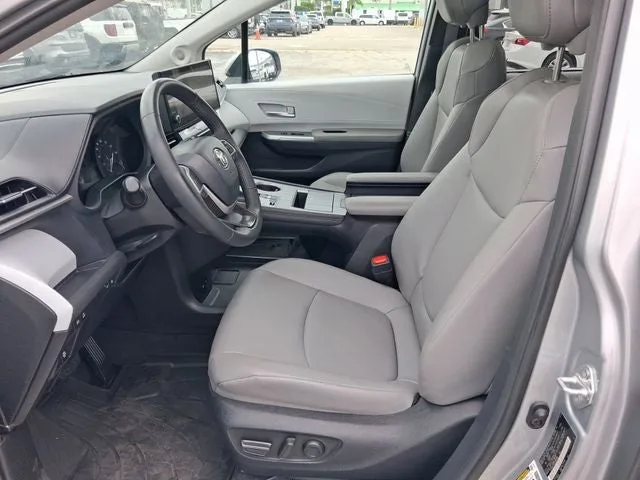 2025 Toyota Sienna XLE 8 Passenger photo 11