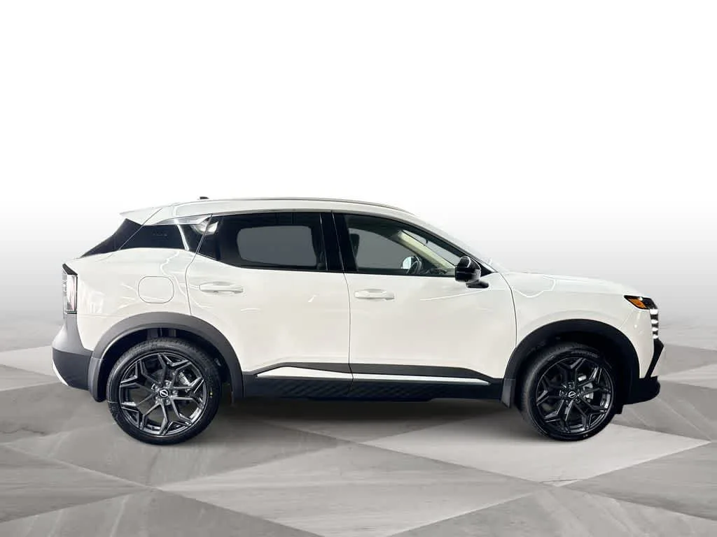 2026 Nissan Kicks SR photo 9
