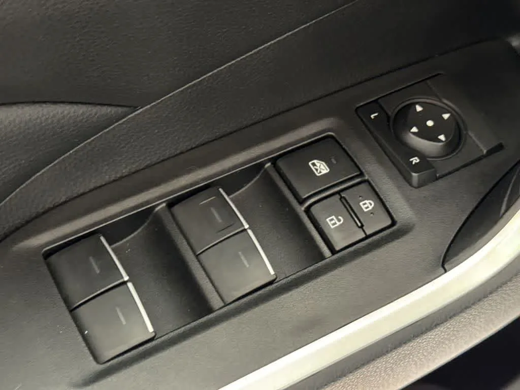 2025 Toyota RAV4 XLE photo 21