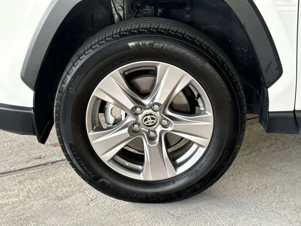 2025 Toyota RAV4 XLE photo 11